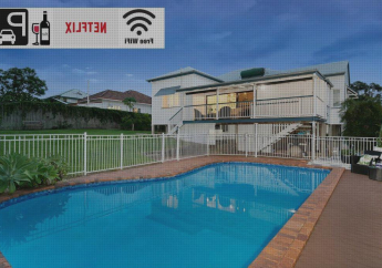 Hotel The Indooroopilly Queenslander - 4 Bedroom Family Home - Private Pool - Wifi - Netflix
