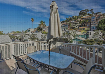 Hotel Tropical Island Escape with Deck, Walk to Avalon Bay
