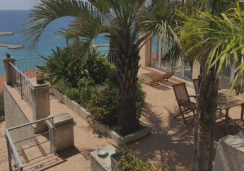 Hotel Villa l'ensoleillée vue panoramique mer, 250 m de la plage et du centre ville